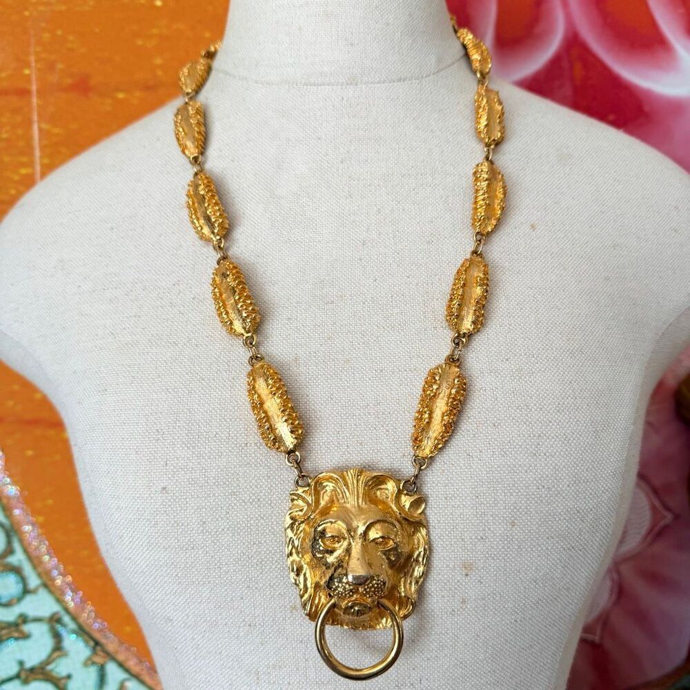 VINTAGE GOLD-TONE LION HEAD DOOR KNOCKER NECKLACE